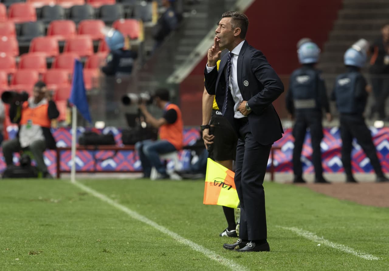 No alojaba ni un segundo, todo el tiempo buscaba dar una instrucción a alguno de sus jugadores.