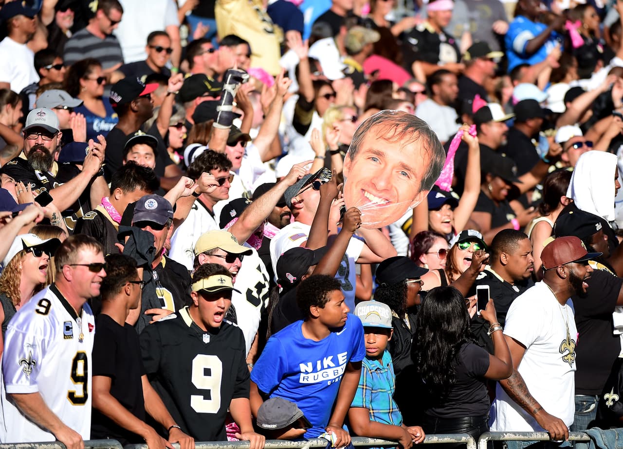 Los outfits, los gritos, las porras, carteles y autógrafos, todo lo que un fan NFL lleva a los partidos.