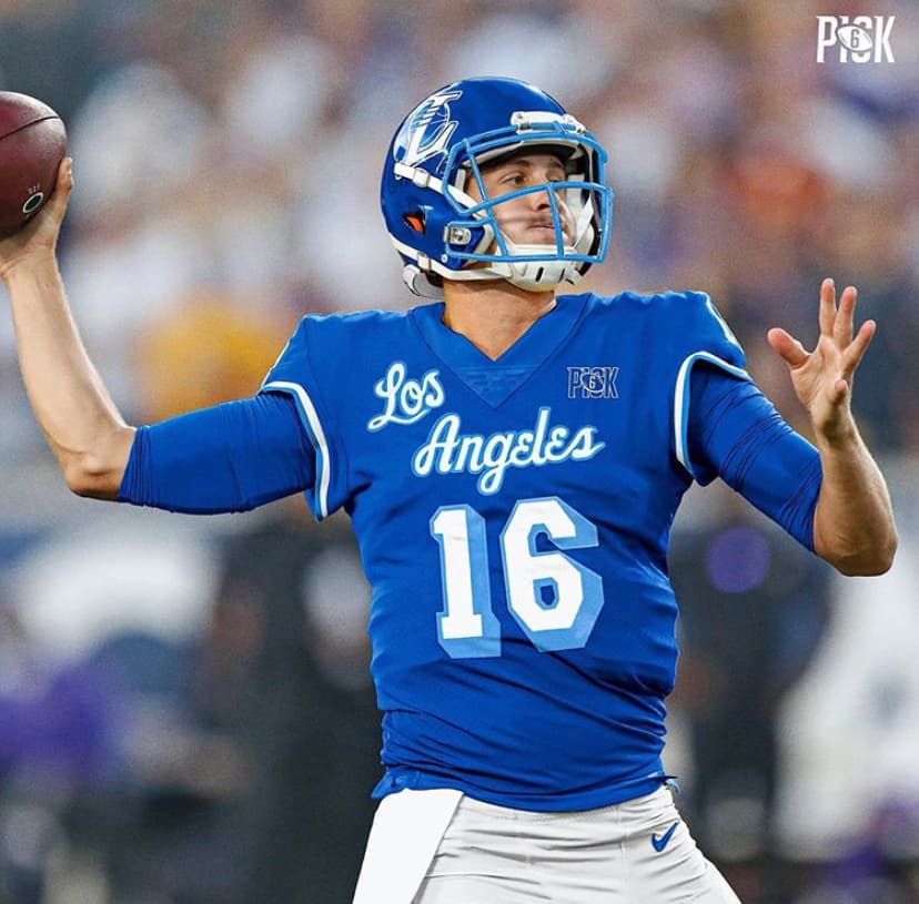 <b>Jared Goff</b>
<br>El QB de Los Angeles Rams se visualizaría con un tono azul cieloo distinto al que ocupan los Rams.