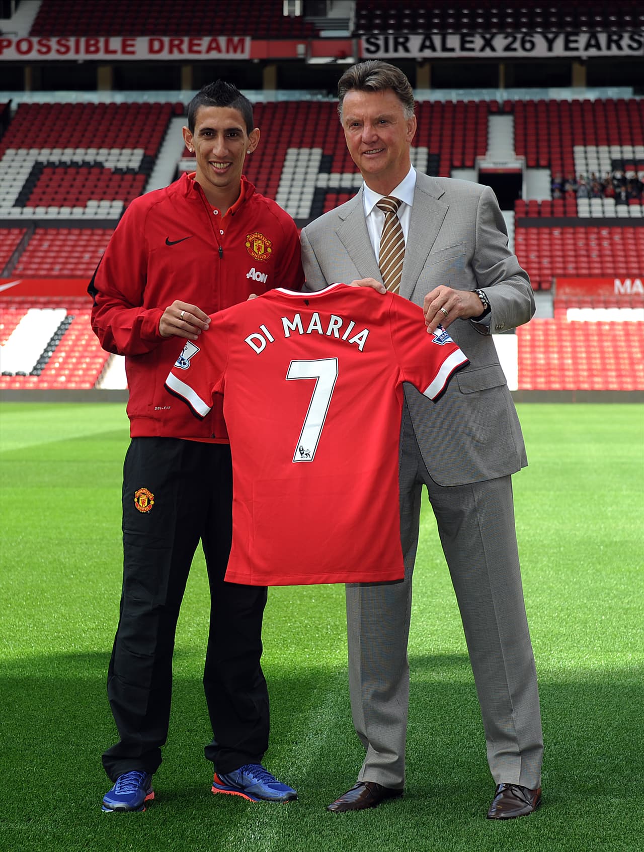 Moyes no completó la temporada en Mánchester y, durante el verano del 2014, llegó el holandés Louis van Gaal. Con él, arribó Ángel di María previo pago de 80 millones de dólares.