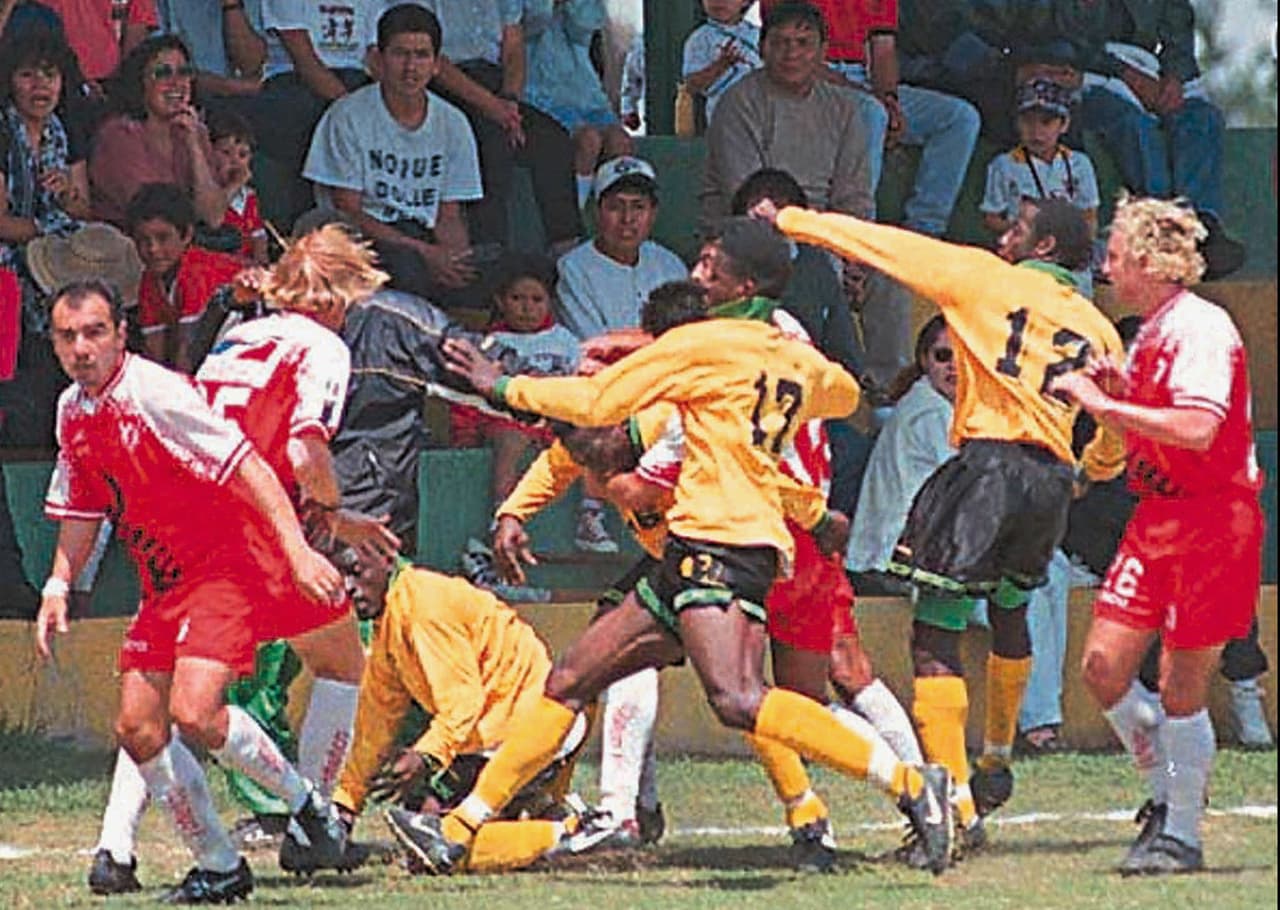 Pero uno de los sucesos más recordados fue la bronca entre la selección de Jamaica y el popular equipo Toros Neza en un deportivo en el Estado de México. Abril de 1997, “amistoso” previo al juego que los jamaicanos jugarían ante la selección de México. Toros Neza de Antonio Mohamed, Rodrigo “El Pony” Ruiz, Guillermo Vázquez, Miguel Herrera en intercambio de golpes con el equipo de Rene Simoes.