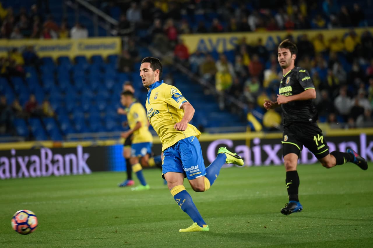 Con el gol, el equipo local se supo más cómodo en su campo y controló el juego. Pedro Bigas (Las Palmas) con la posesión del balón ante la mirada de Manu Trigueros (Villarreal).