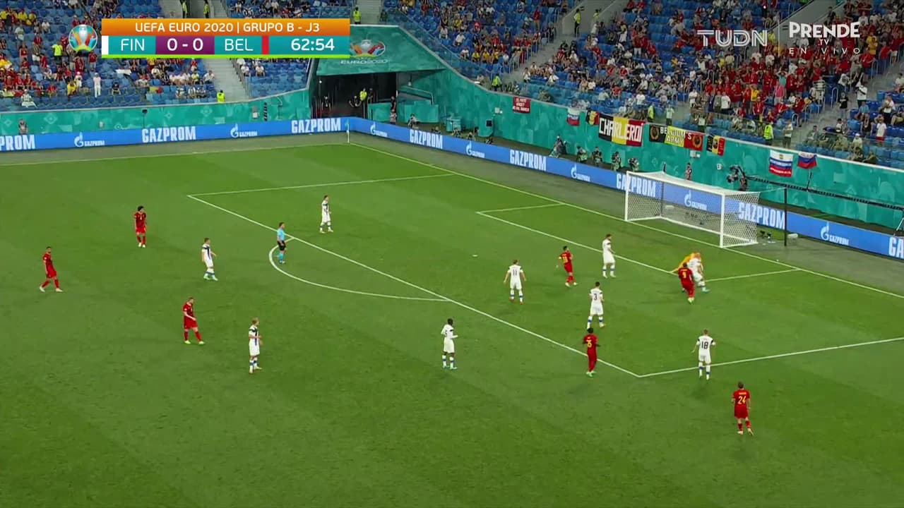 ¡TIRO ATAJADO! disparo por Eden Hazard.