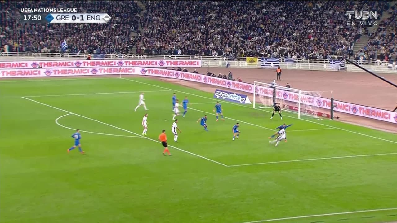 ¡TIRO ATAJADO! disparo por Noni Madueke.