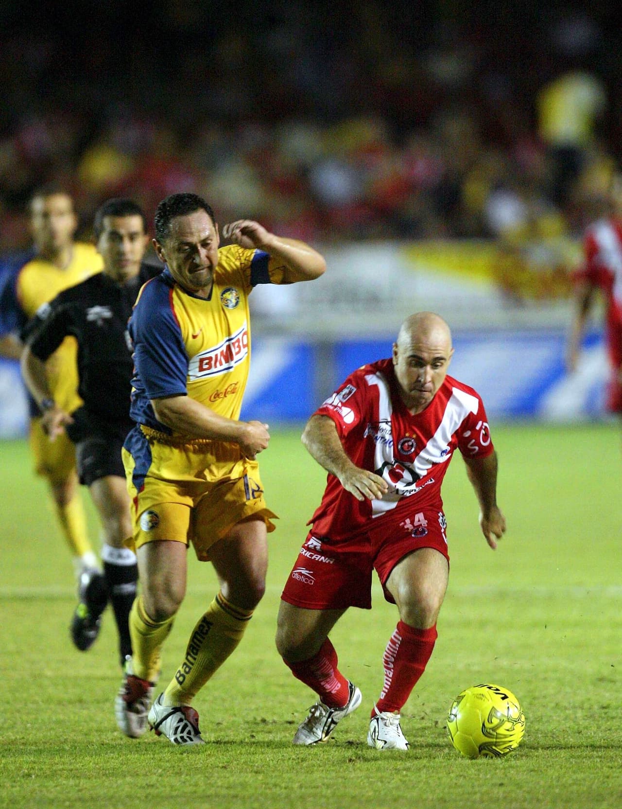 Los Tiburones Rojos y las Águilas se han enfrentado
<b> 17 veces</b> en el 
<b>Estadio Luis ‘Pirata’ Fuente</b>. El balance es de seis triunfos para los escualos, tres empates y ocho triunfos azulcremas.