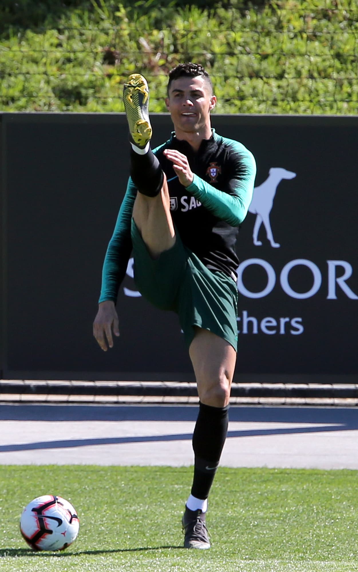 Aquí aparece Cristiano Ronaldo haciendo estiramientos de cara a lo que será su siguiente compromiso capitaneando a la 'Seleçao', que se dará este viernes en Lisboa cuando Portugal reciba a Ucrania por las Eliminatorias para la Eurocopa 2020.