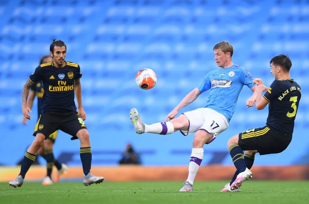 Kevin De Bruyne hace una genialidad y con un sombrerito se quita la marca de Dani Ceballos y Kieran Tierney.