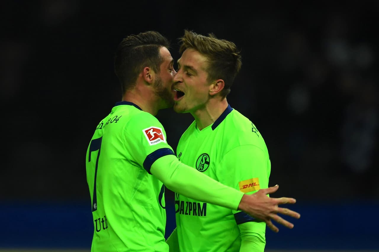 El delantero Marc Uth (izquierda) le devolvió la ventaja al Schalke 04 al minuto 44' con un remate de pierna izquierda.