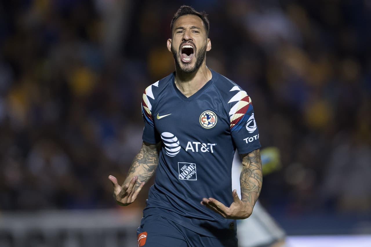 El defensa del América grita el gol y silencia al Volcán que enmudece tras el gol que acaba con sus sueños de campeonar.