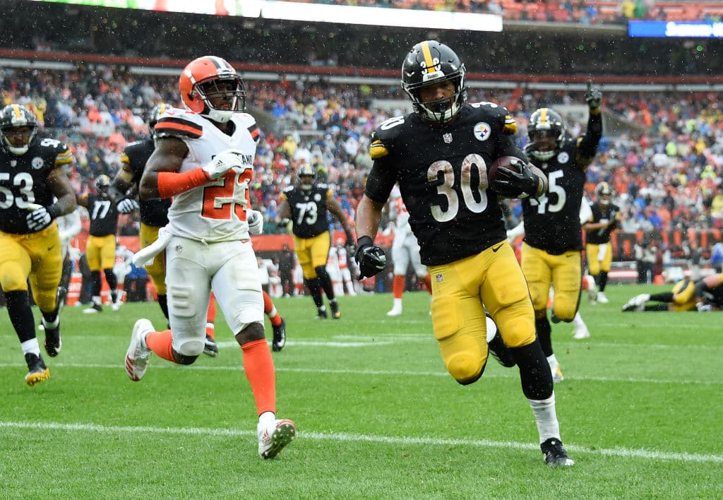 9) 
<b>James Conner</b>. En 31 acarreos recorrió 135 yardas con dos anotaciones y aunque Steelers Y Browns empetaron 21-21, remplazó sobremanera al estelar Le'Veon Bell, en paro por falta de arreglo.