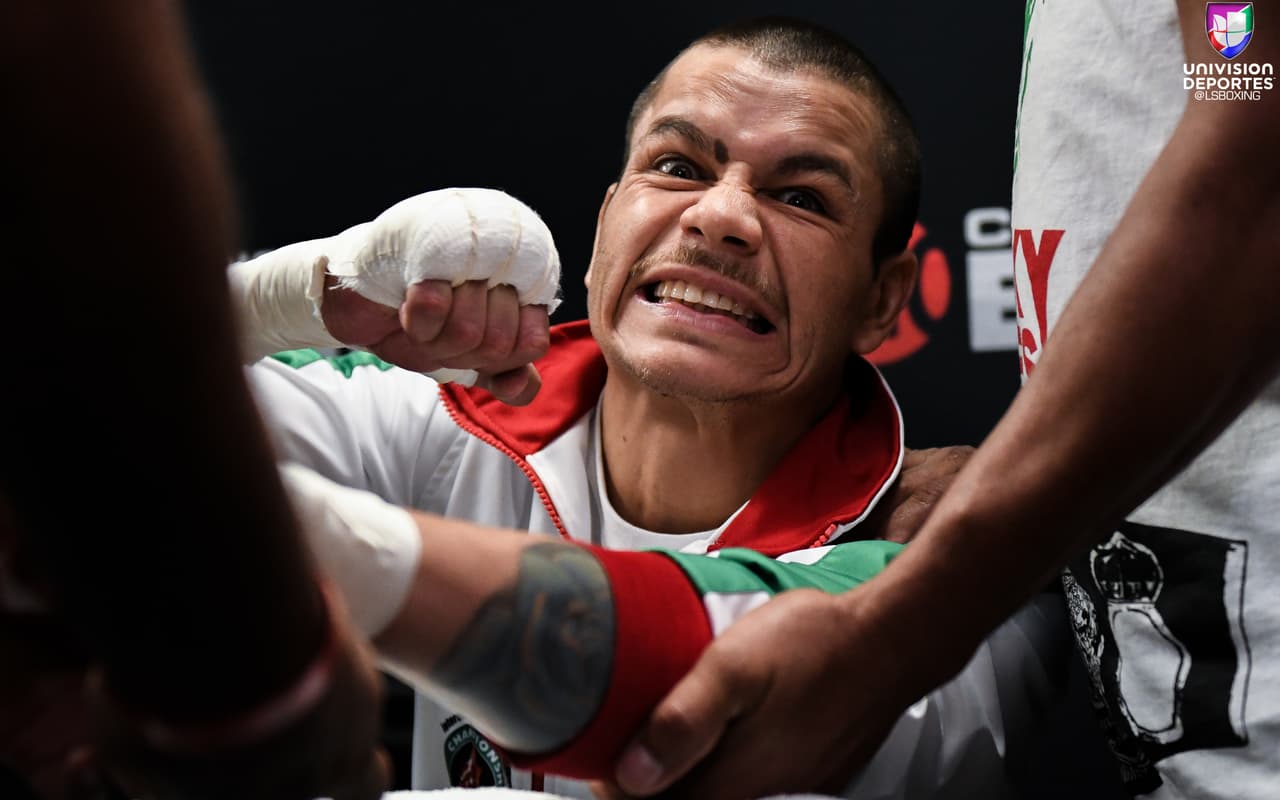 En la pelea coestelar de la noche, el campeonato supergallo de la Asociación Mundial de Boxeo (AMB), Daniel Roman le quitó el invicto al mexicano Moisés 'Chucky' Flores por amplia decisión unánime. Las tarjetas fueron de 116-112, 118-110 y 120-108 para el campeón.