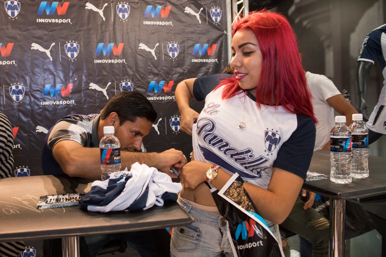 Pero también autógrafos, incluso en lugares poco comunes como el de esta aficionada.