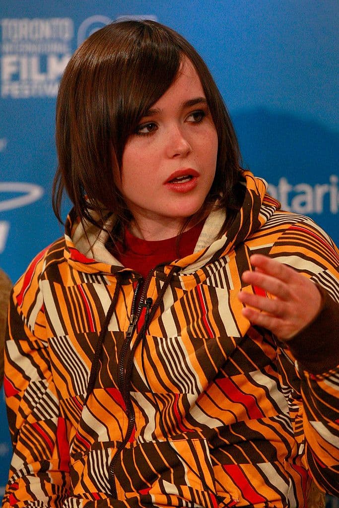 Elliot se sometió a una cirugía superior, la cual describe como algo que, para él, le ha permitido finalmente reconocerse a sí mismo cuando se mira en el espejo.