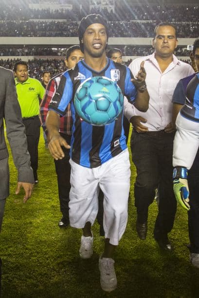 Al medio tiempo del duelo entre Querétaro y Puebla, Ronaldinho fue presentado a la afición de gallos. El brasileño fue vitoreado a pesar de no jugar.