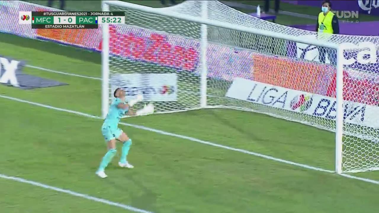 ¡Iba a ser un autogolazo! Vikonis desvía el taquito de Israel Jiménez