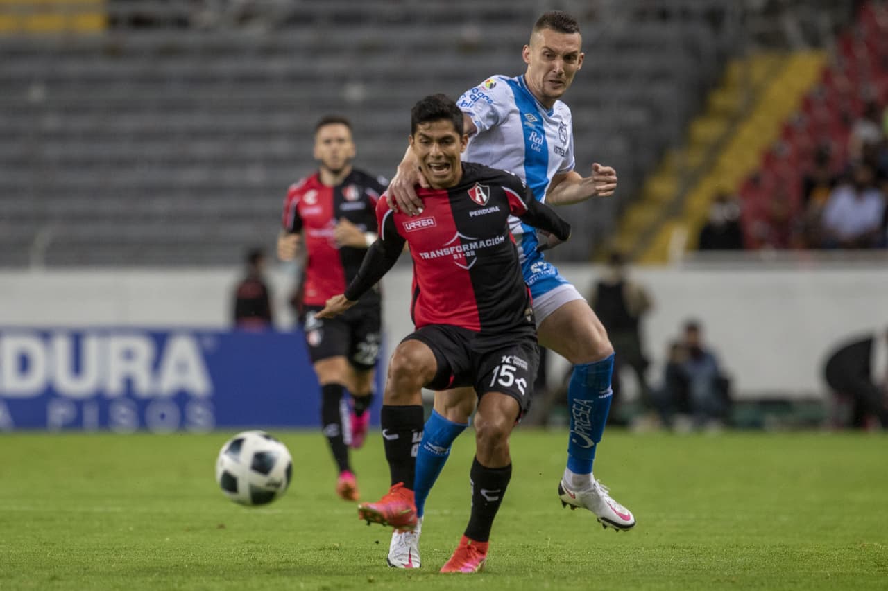 Con un solitario gol de Christian Tabó al final del primer tiempo, Puebla le pega 0-1 al Atlas y rompen con su racha de seis partidos sin ver la derrota.