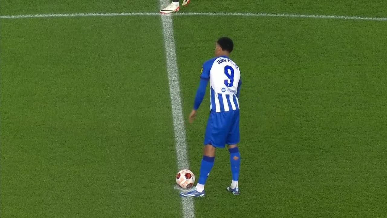 Arranca el partido y la pelota está en juego.