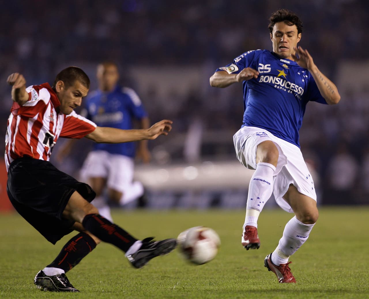 El siguiente año se marchó de Estudiantes tras haber ganado Copa Libertadores y Liga. Actualmente juega en Villa San Carlos de la Primera B Nacional de Argentina.