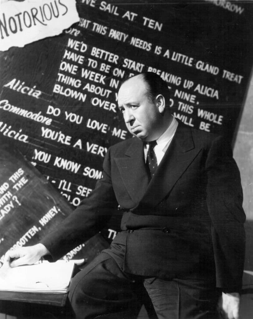 Ella, que no está acostumbrada a que la traten así, encarga unos periquitos y se presenta en la casa de la madre de Mitch, en Bodega Bay. En cuanto llega, los pájaros, enloquecidos, empiezan a atacar salvajemente a los habitantes del lugar. La situación se agrava a medida que avanzan las horas.
<br>