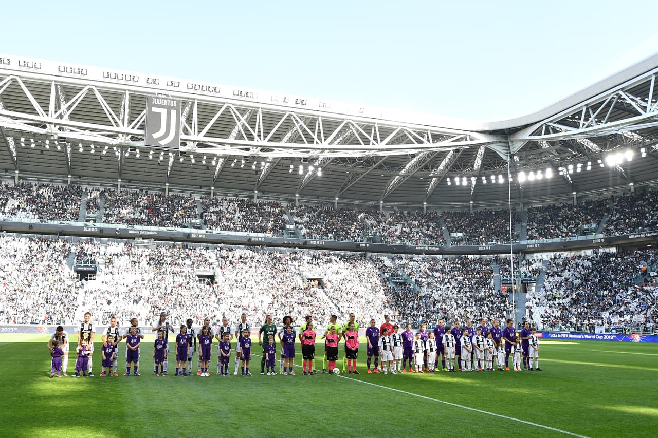 El equipo femenino de Juventus jugó su primer partido en el Allianz Stadium, donde convocó 39 mil fanáticos que vieron su triunfo 1-0 sobre Fiorentina. Así quedaron cuatro puntos arriba del segundo lugar a falta de tres fechas del cierre del torneo.