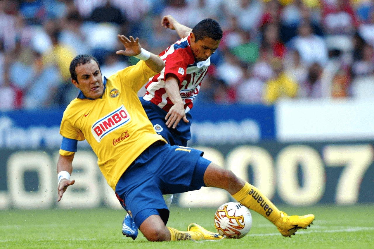 El mejor goleador de Chivas en Clásicos oficiales, con 11 anotaciones ha sido Salvador Reyes.