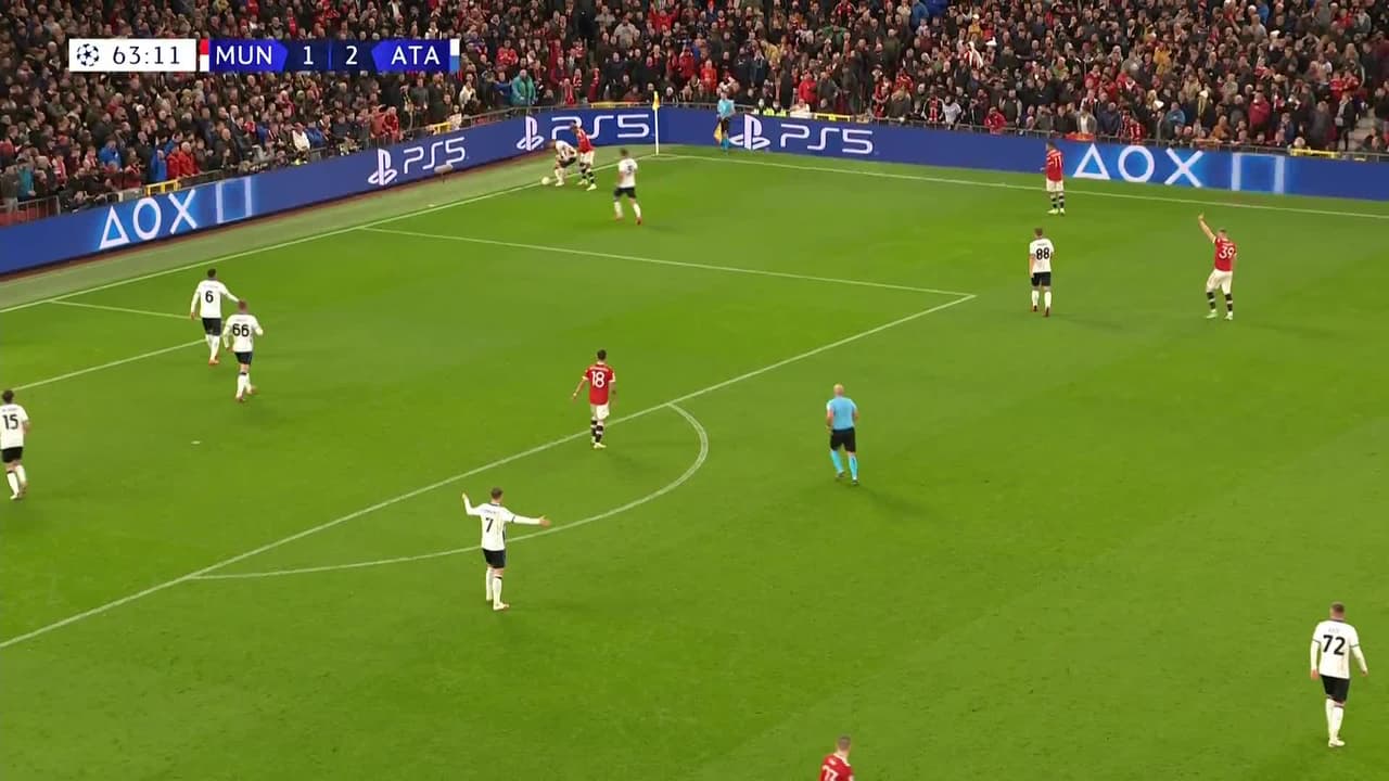 ¡TIRO ATAJADO! disparo por Cristiano Ronaldo.