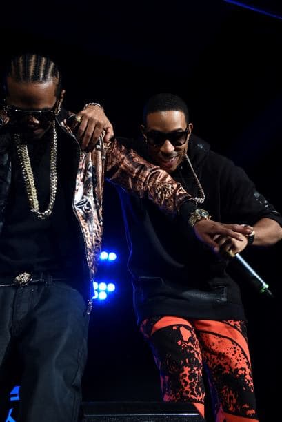 El rapero Ludacris (R) se luce en el escenario de la fiesta.