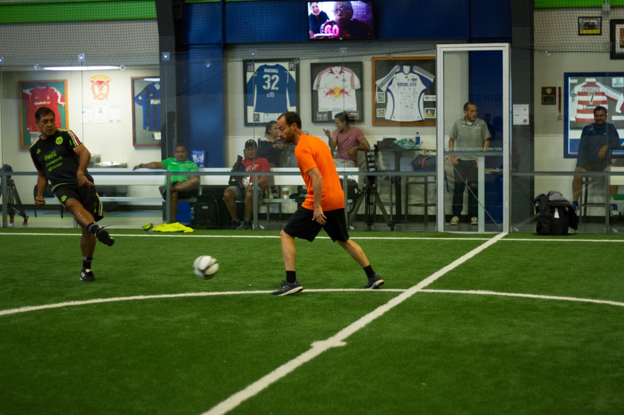 El cuerpo técnico del Tri, con un esquema táctico basado en rotaciones, tocó el balón a su antojo y venció 11-6 a los comentaristas de Univision y Televisa esta mañana en Boulder, Colorado, en un partido lleno de intensidad y camaradería.