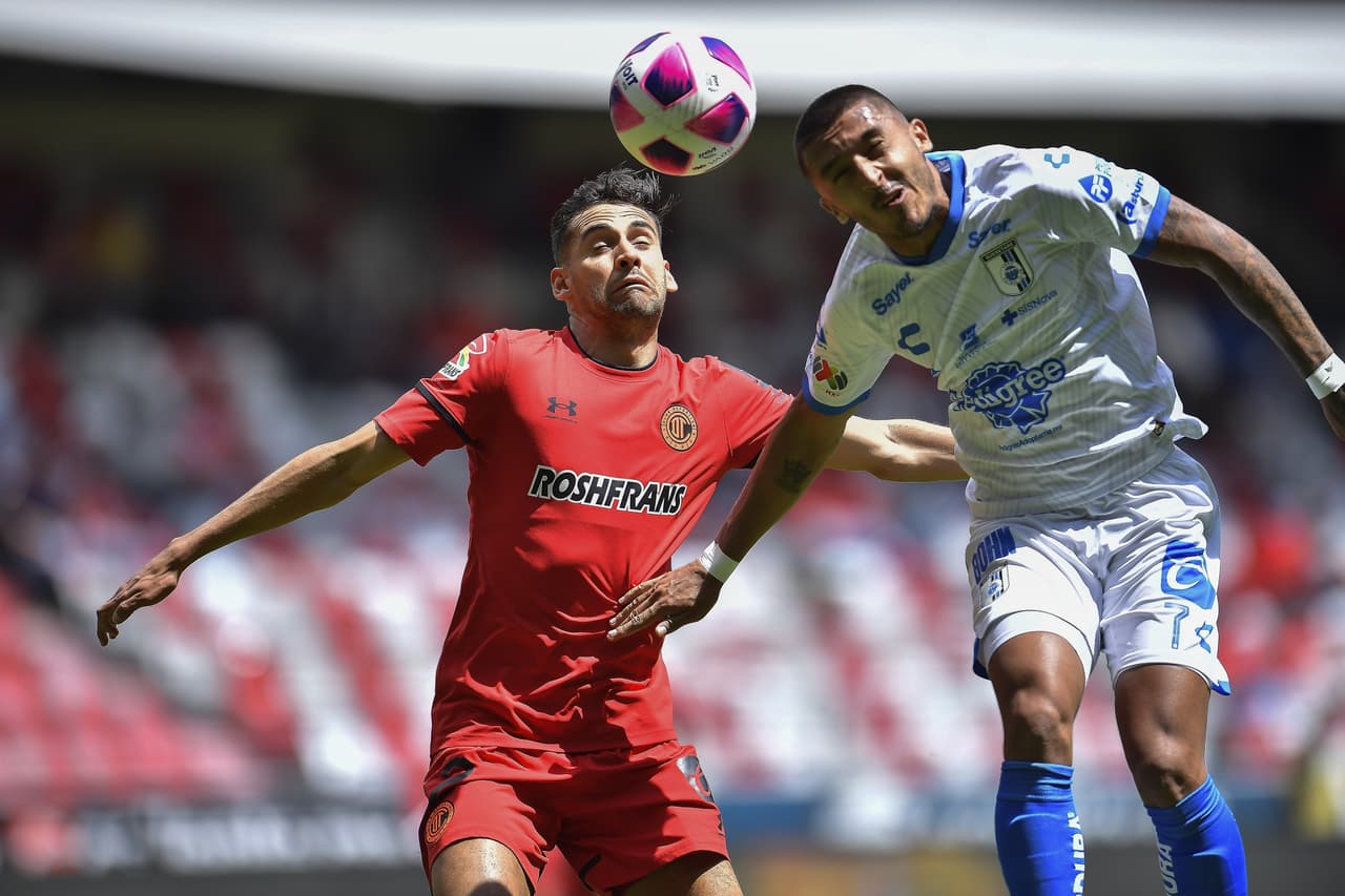 Querétaro iguala marcador ante el Toluca durante la Jornada 12 del Torneo de Apertura en la Liga MX. Diego Chávez de los 'Diablos Rojos' puso arriba a los locales al 63, pero Jonathan Dos Santos de los 'Gallos Blancos' logró empatar el encuentro. El uruguayo habría anotado el segundo pero lo anularon por posición adelantada.