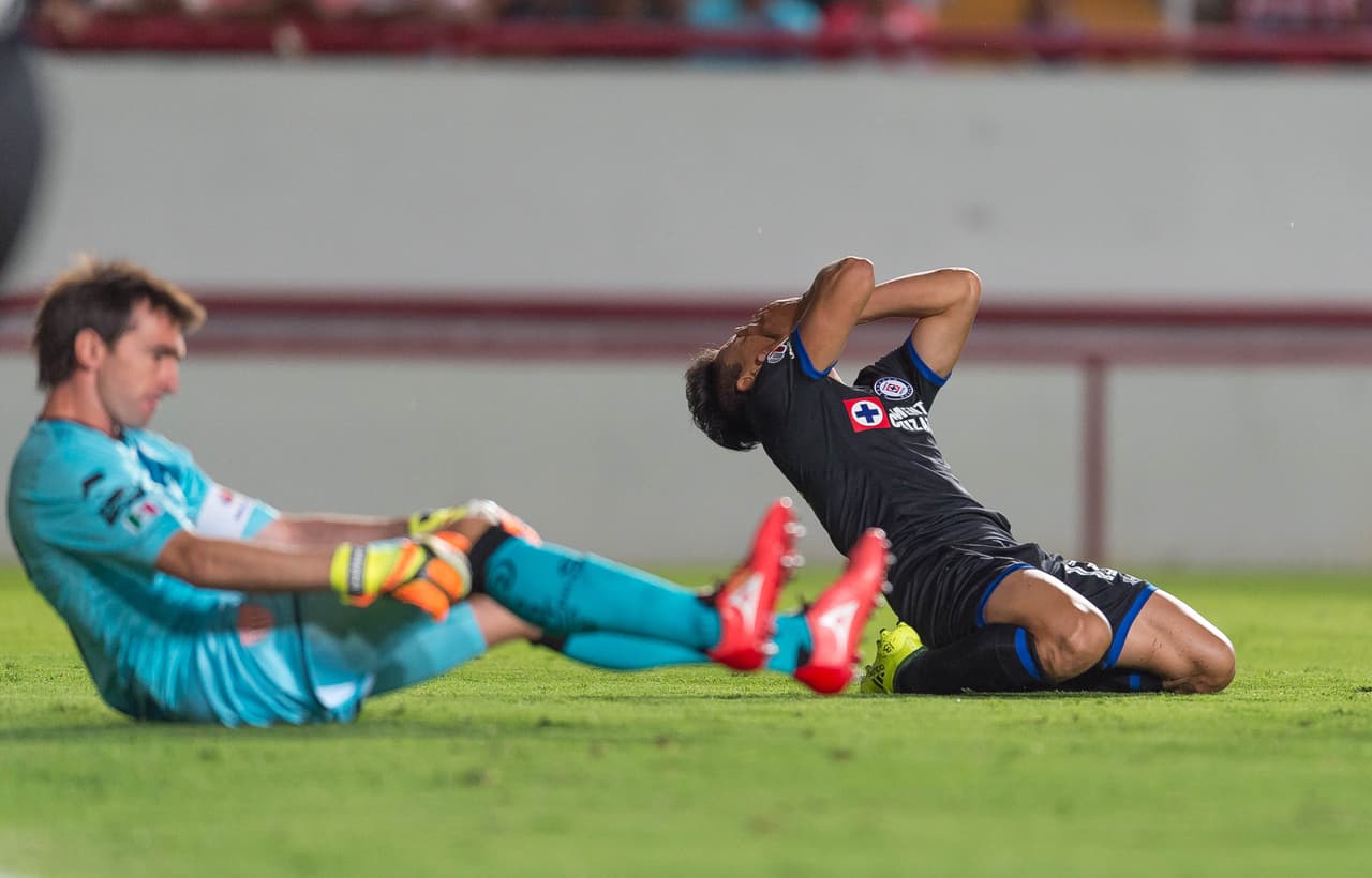 Esta imagen fue una constante: Los delanteros de Cruz Azul lamentándose ante las atajadas de Marcelo Barovero.