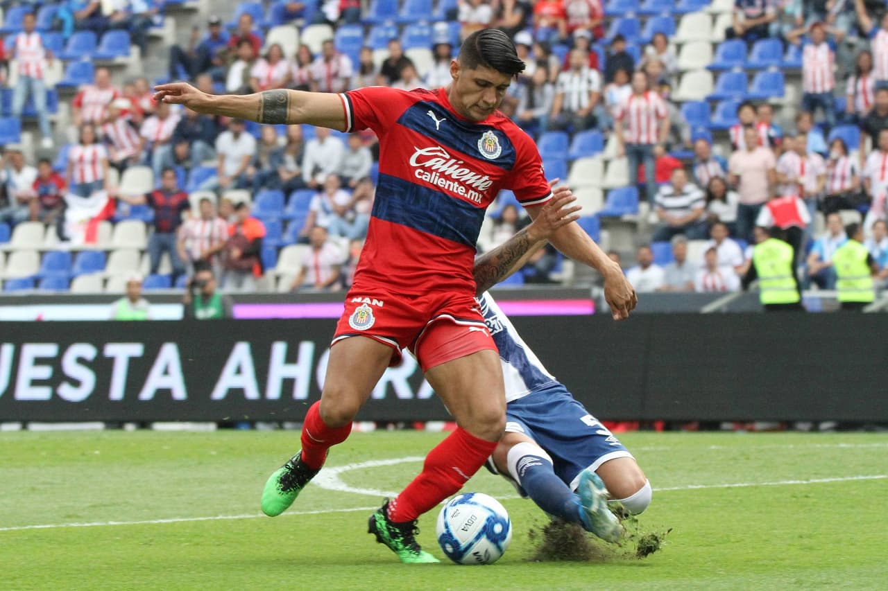 Alan Pulido recibiendo una falta por parte del Puebla.