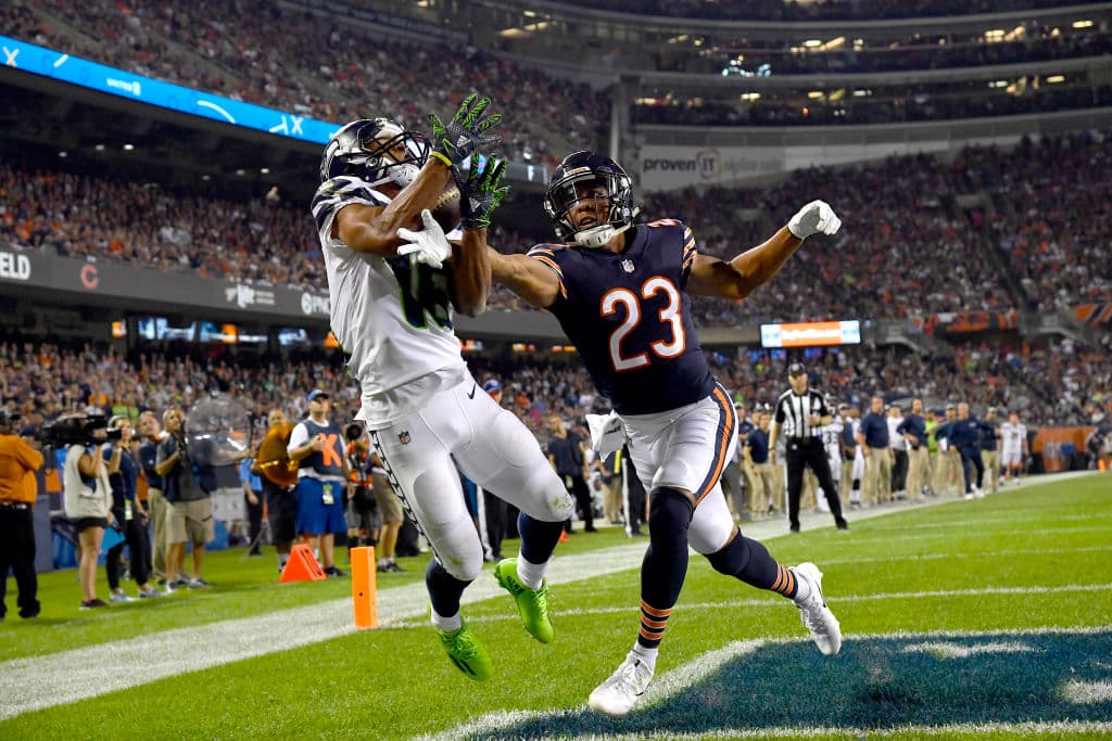 Pero restando 10:13 en el último cuarto, Wilson sí pudo conectarse con Lockett con un envío de 19 yardas para recortar distancias 17-10.