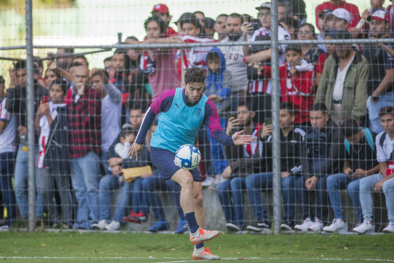 Omar Briseño durante el pasado entrenamiento de Chivas en Verde Valle a puerta abierta.