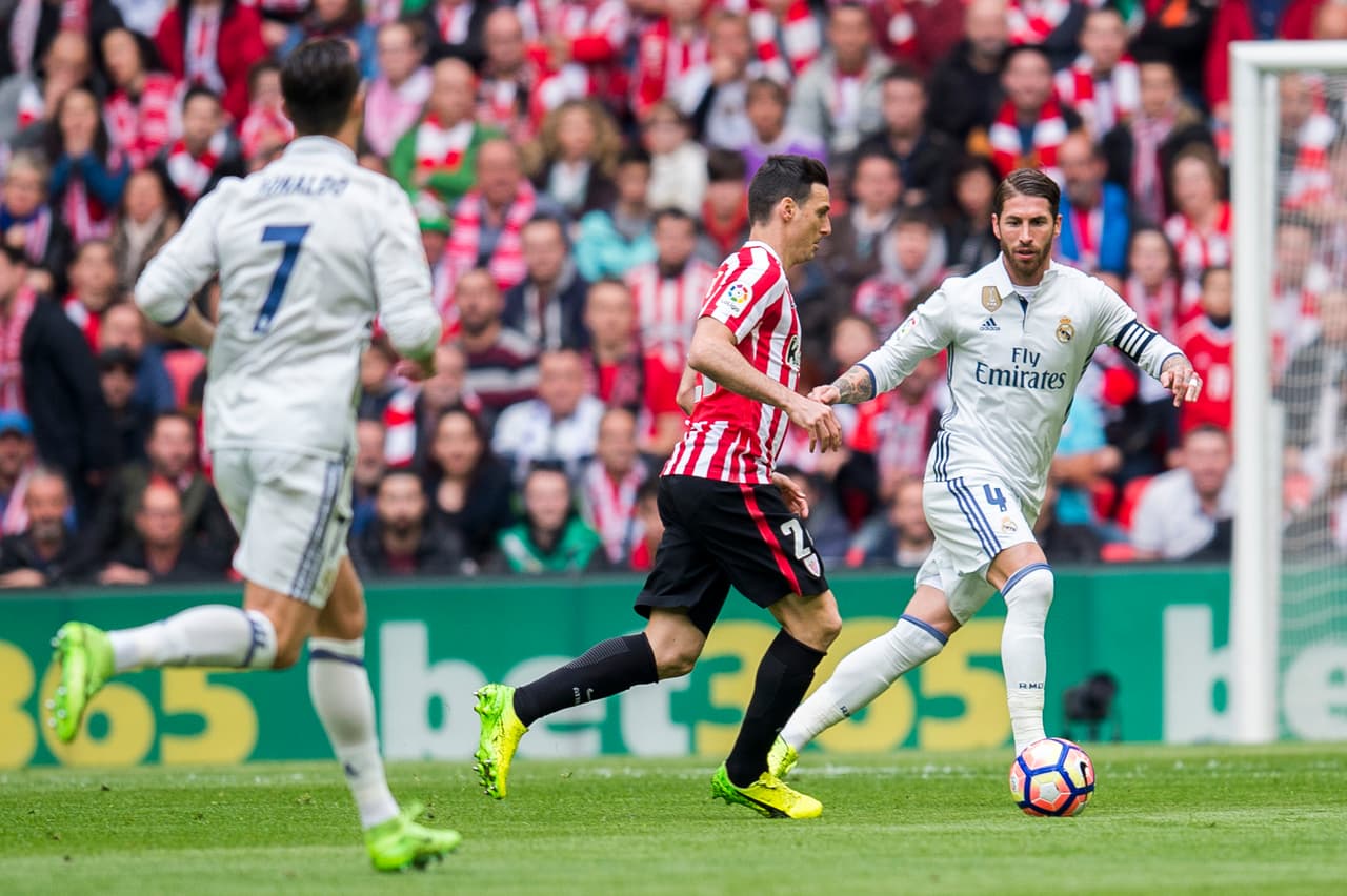 Con la sorpresa de Lekue por Muniain en el once inicial, el Athletic empezó como se esperaba, saliendo a por el Madrid a presionarle en todo el campo y ya a los 40 segundos Williams gozó de la primera ocasión, pero no fue capaz de rematar el centro.