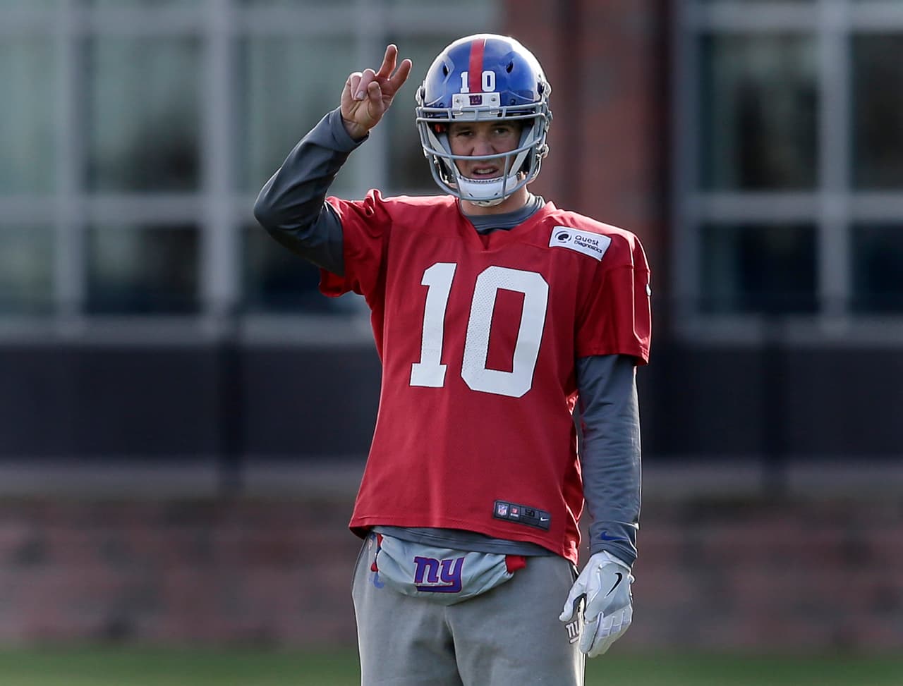 New York Giants quarterback Eli Manning participates in an NFL football practice in East Rutherford, N.J., Wednesday, Dec. 6, 2017. (AP Photo/Seth Wenig)