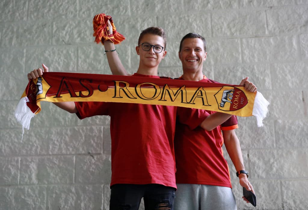 Dicen que todos los caminos llevan a Roma pero desde la capital italiana llegaron a Madrid este par de entusiastas aficionados del equipo giallorossi.