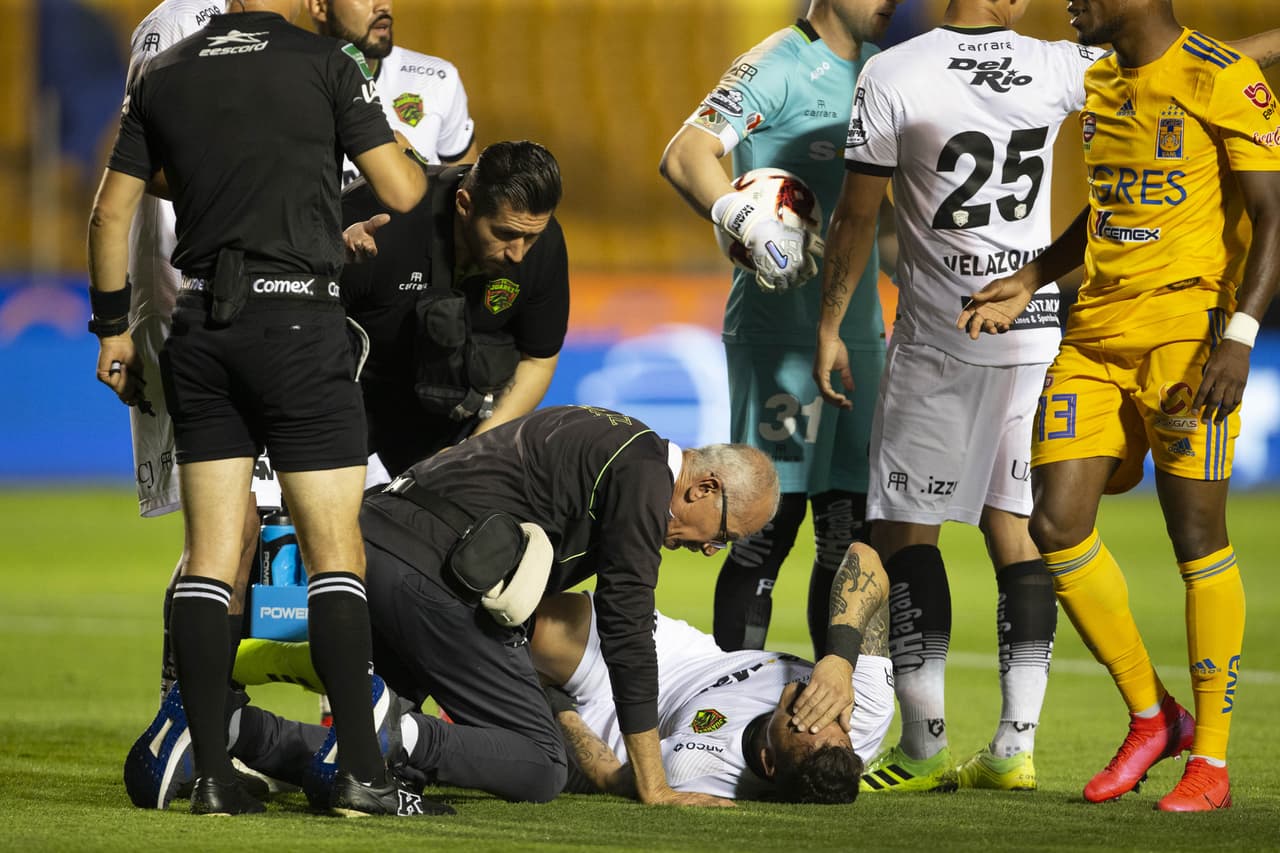 Bruno Romo sufre una lesión por lo que debe abandonar el terreno de juego.