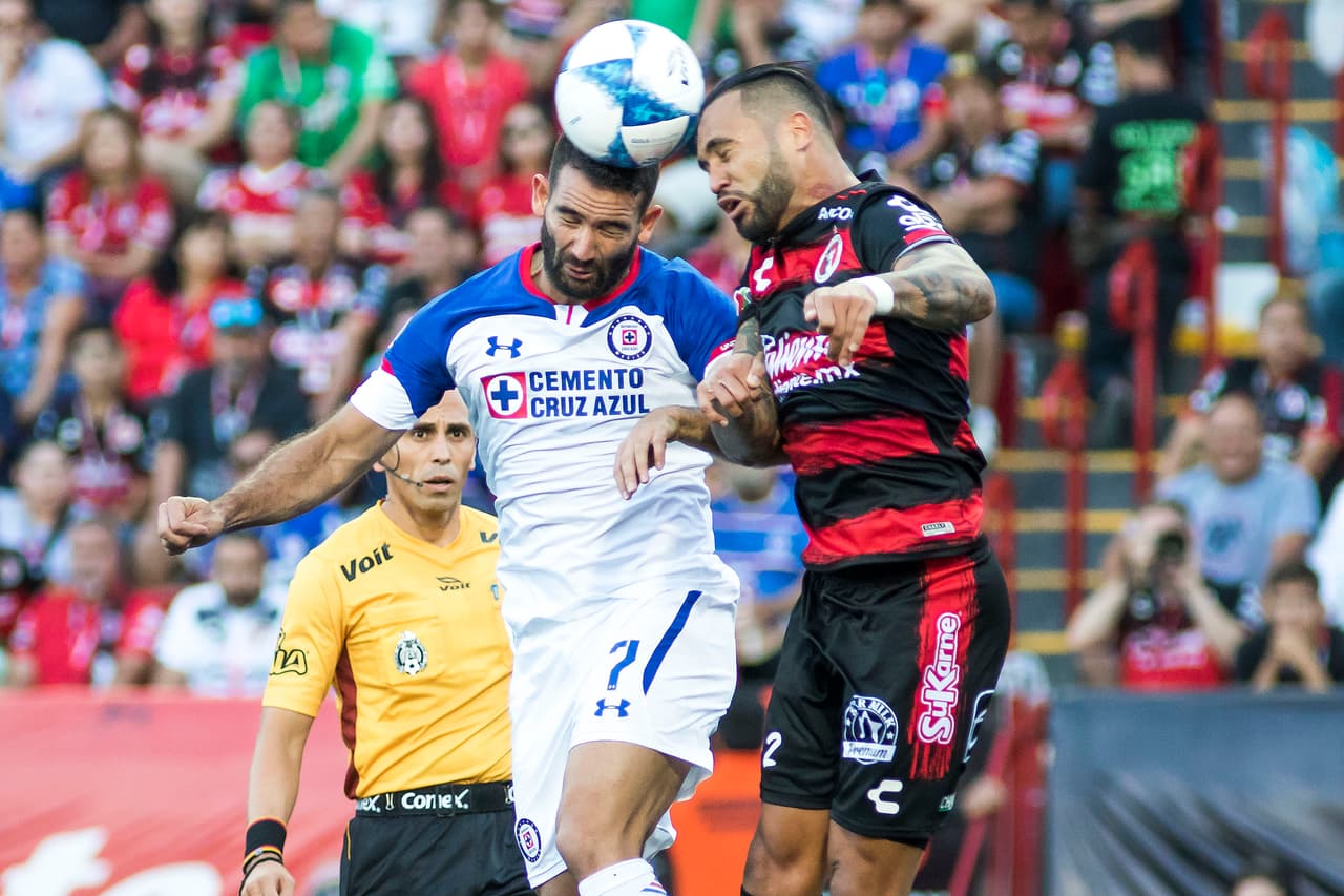 A los 27 minutos, victima de las circunstancias, Caixinha se vio orillado a hacer un cambio necesario y tuvo que retirar a Martín Cauteruccio por un jugador de corte defensivo.
