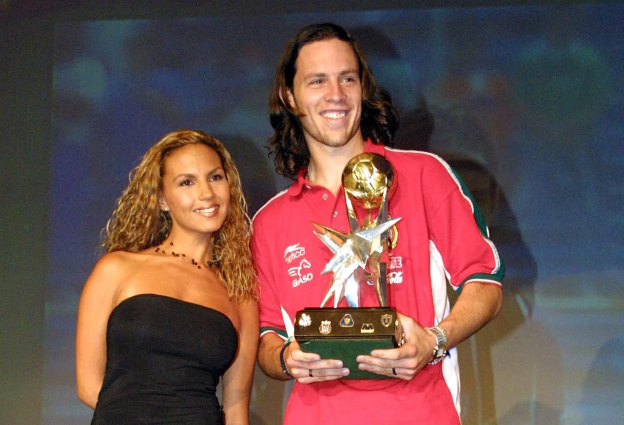 De Nigris debutó en 1999 con Monterrey y ya para 2000 recibía reconocimientos como uno de los novatos destacados en México gracias a su actuación con Rayados.