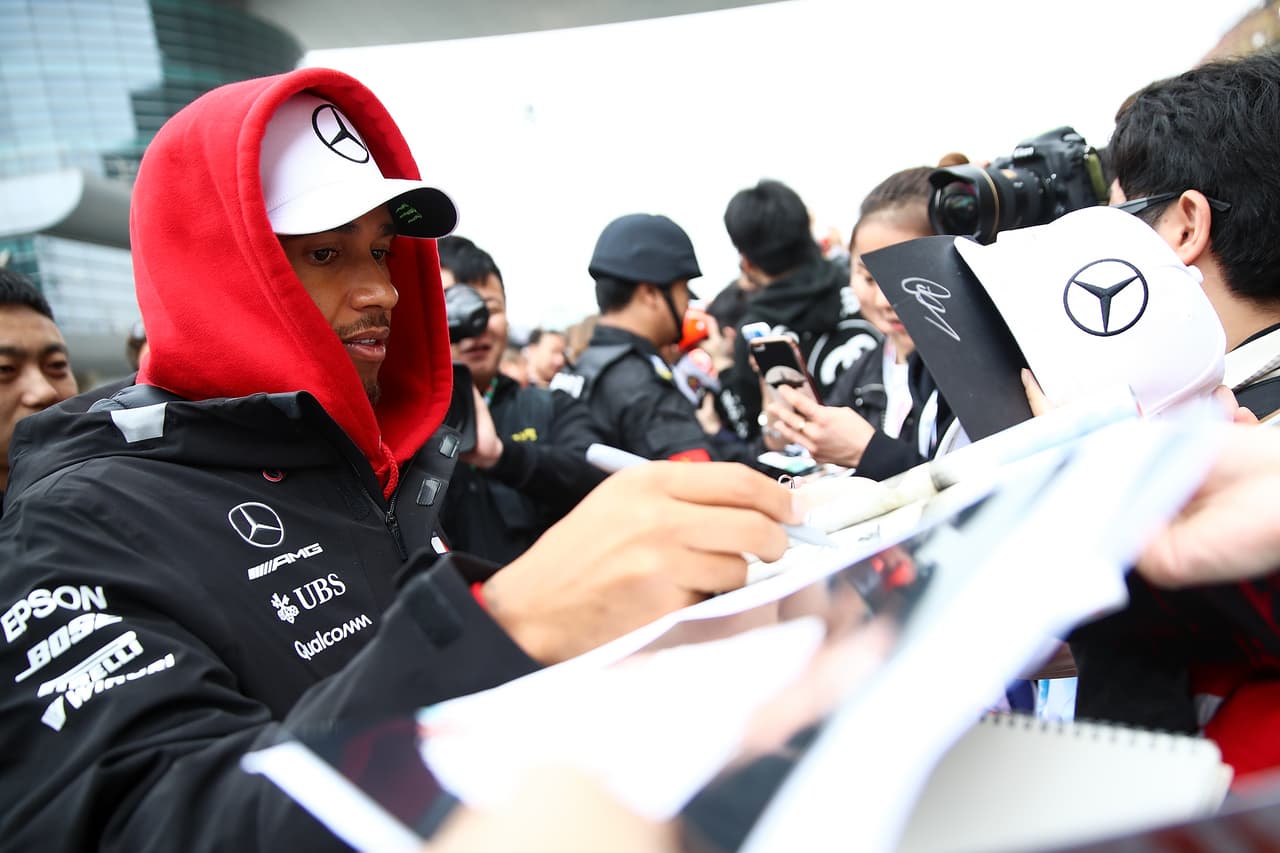 Los fanáticos asiáticos vivieron con emoción la llegada de los pilotos a la pista de Shanghai para la segunda carrera de la temporada de Fórmula 1 en el Gran Premio de China entre fotos y autógrafos.