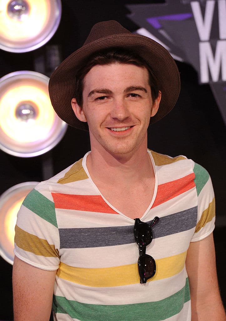 También se le acusa de difundir material dañino para los menores.