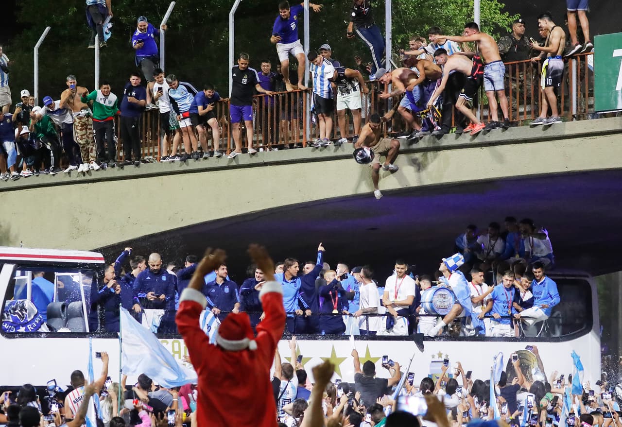 Festejos de la selección argentina en Buenos Aires tras ganar el Mundial Qatar 2022.