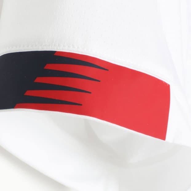 El nuevo campeón de la UEFA Champions League ha dado a conocer su segunda piel para la siguiente temporada en la que no solo tendrá el reto de sostener su corona europea, sino pelear por ganar la Premier. Este kit será blanco con algunos detalles rojos y azules oscuros.