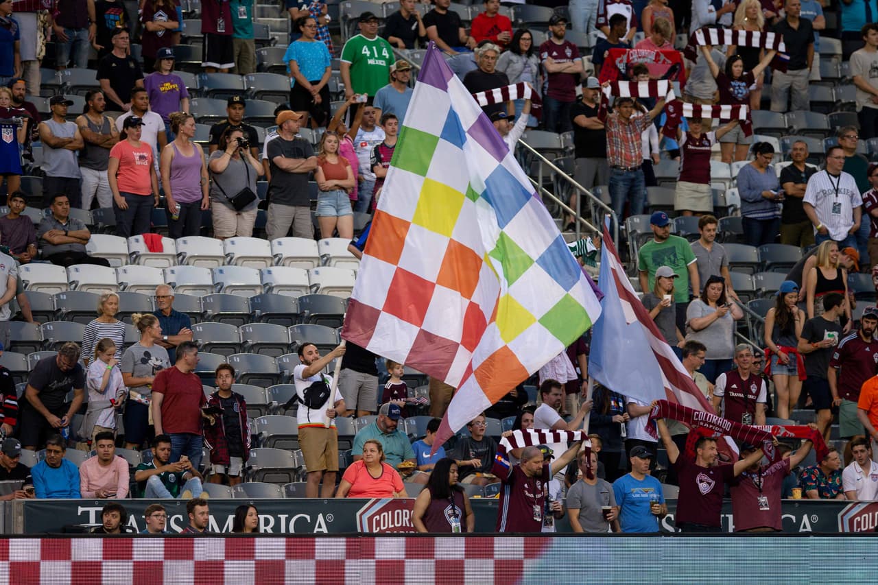 En el Día del Orgullo Gay las banderas ondearon en el escenario deportivo a las afueras de Denver.