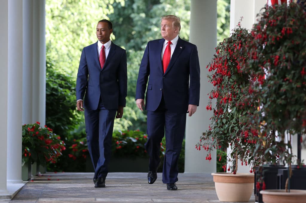 El Presidente de Estados Unidos de América Donald Trump entregó este lunes al golfista Tiger Woods la Medalla Presidencial de la Libertad, el mayor reconocimiento civil en EEUU, situación que ha generado controversia sobre si entra en juego la predilección del Mandatario por el golf y en coincidencia con el logro de Woods al ganar la edición 2019 del Masters, por encima de otros candidatos más prototípicos para adjudicarse la presea. Estas son las imágenes de la ceremonia.