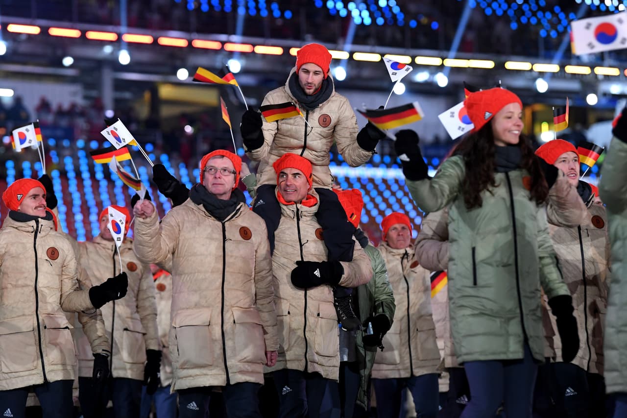 Un atleta de la delegación alemana en hombros durante el desfile.