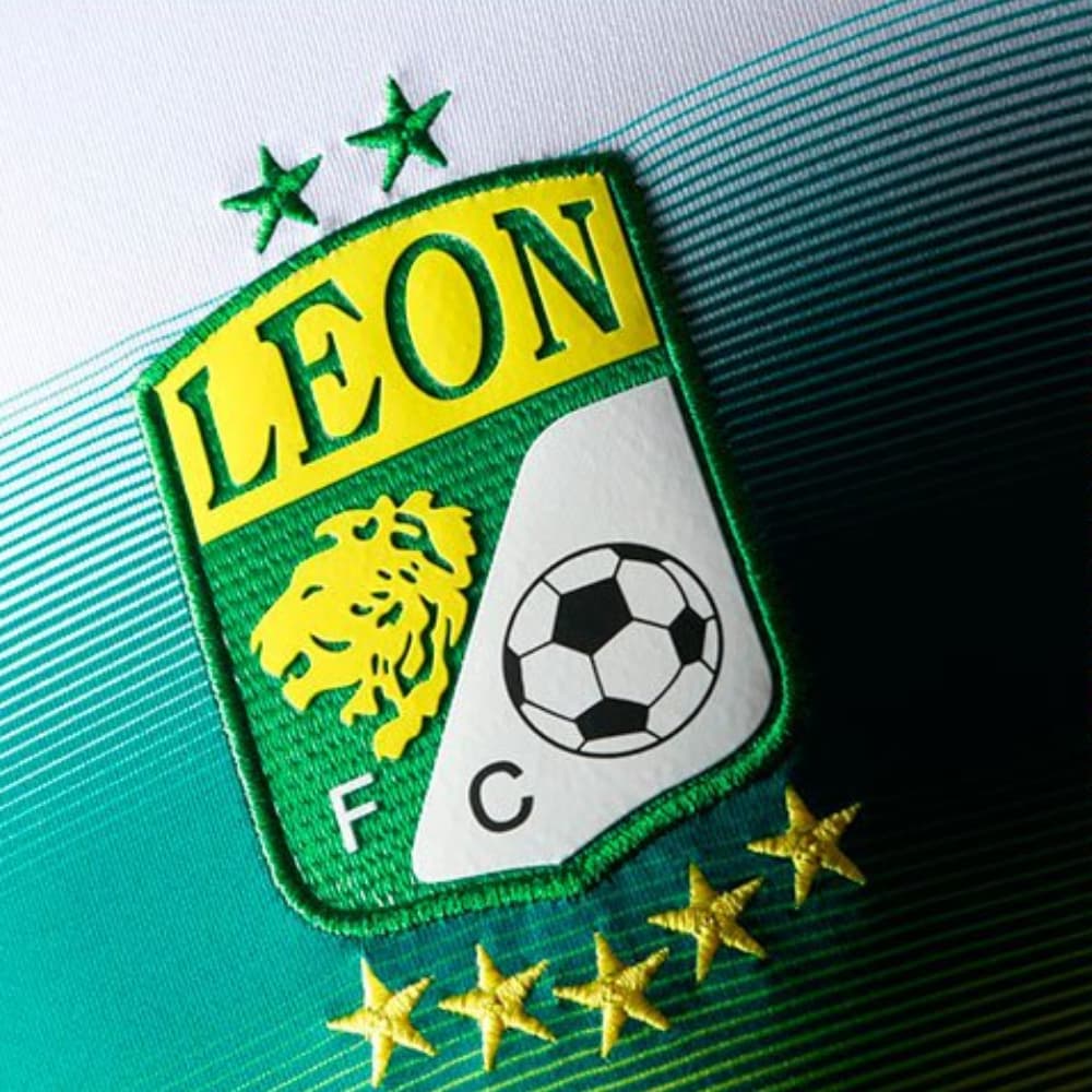La Fiera anunció sus nuevos jerseys con los que afrontará la nueva temporada del fútbol mexicano. La playera principal cuenta con un diseño de león en el pecho y la alternativa con detalles amarillos y blancos. El Club León vestirá de gala en cada jornada.