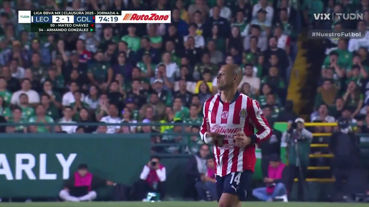 ¡Ingresa Chicharito y lo abuchean con todo!