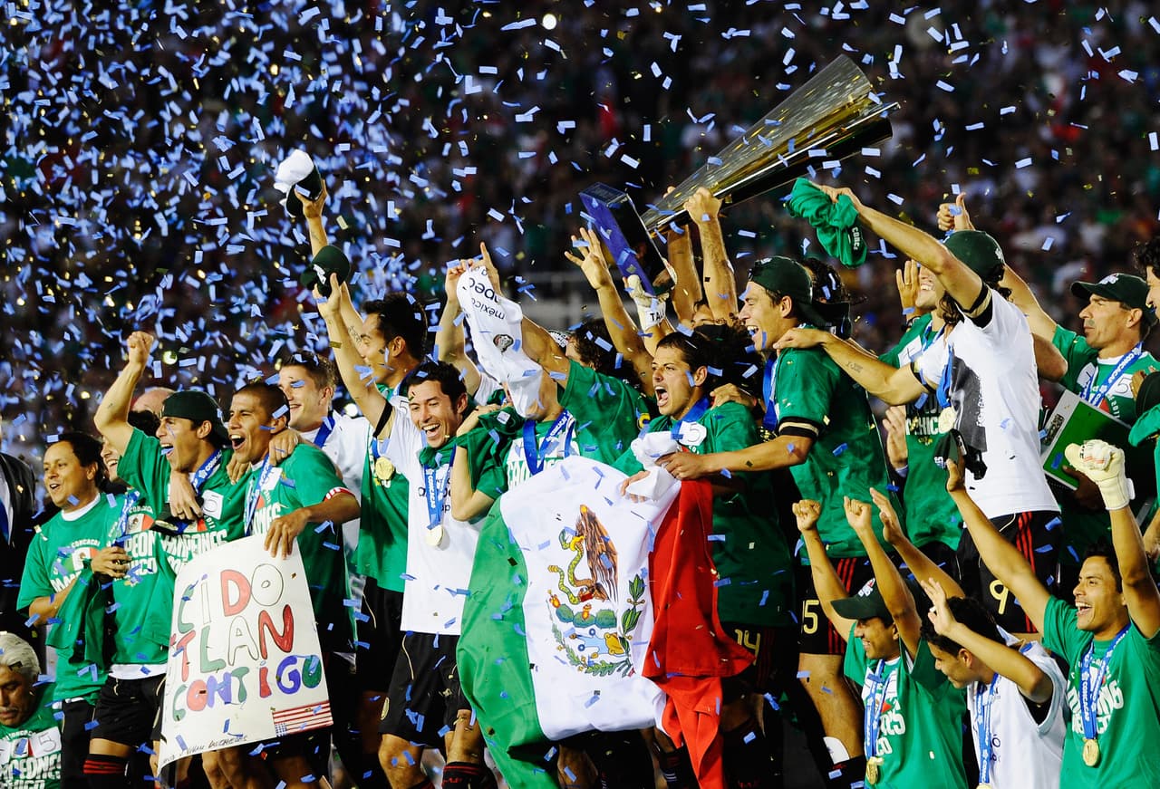 La Copa de Oro del 2011 fue un nuevo golpe de autoridad de México. El 25 de junio de 2011, los visitantes vencieron 4-2 a Estados Unidos en el estadio Rose Bowl de Pasadena, para coronarse campeones.