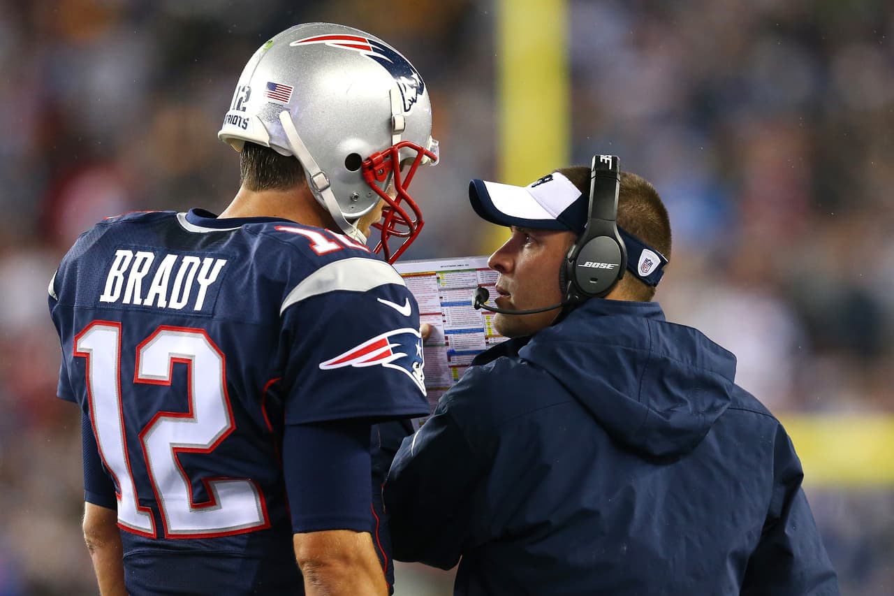FOXBORO, MA - SEPTEMBER 10: Tom Brady #12 of the New England Patriots speaks to offensive coordinator Josh McDaniels against the Pittsburgh Steelers at Gillette Stadium on September 10, 2015 in Foxboro, Massachusetts. (Photo by Maddie Meyer/Getty Images)